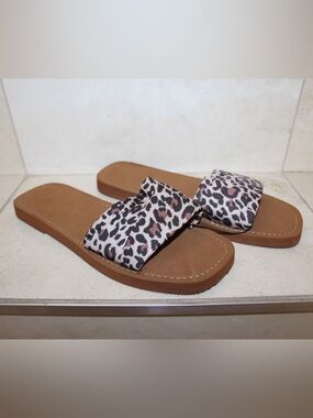 Sun & Sky leopard print sandals (women’s L, 9-10) (NWOT)
